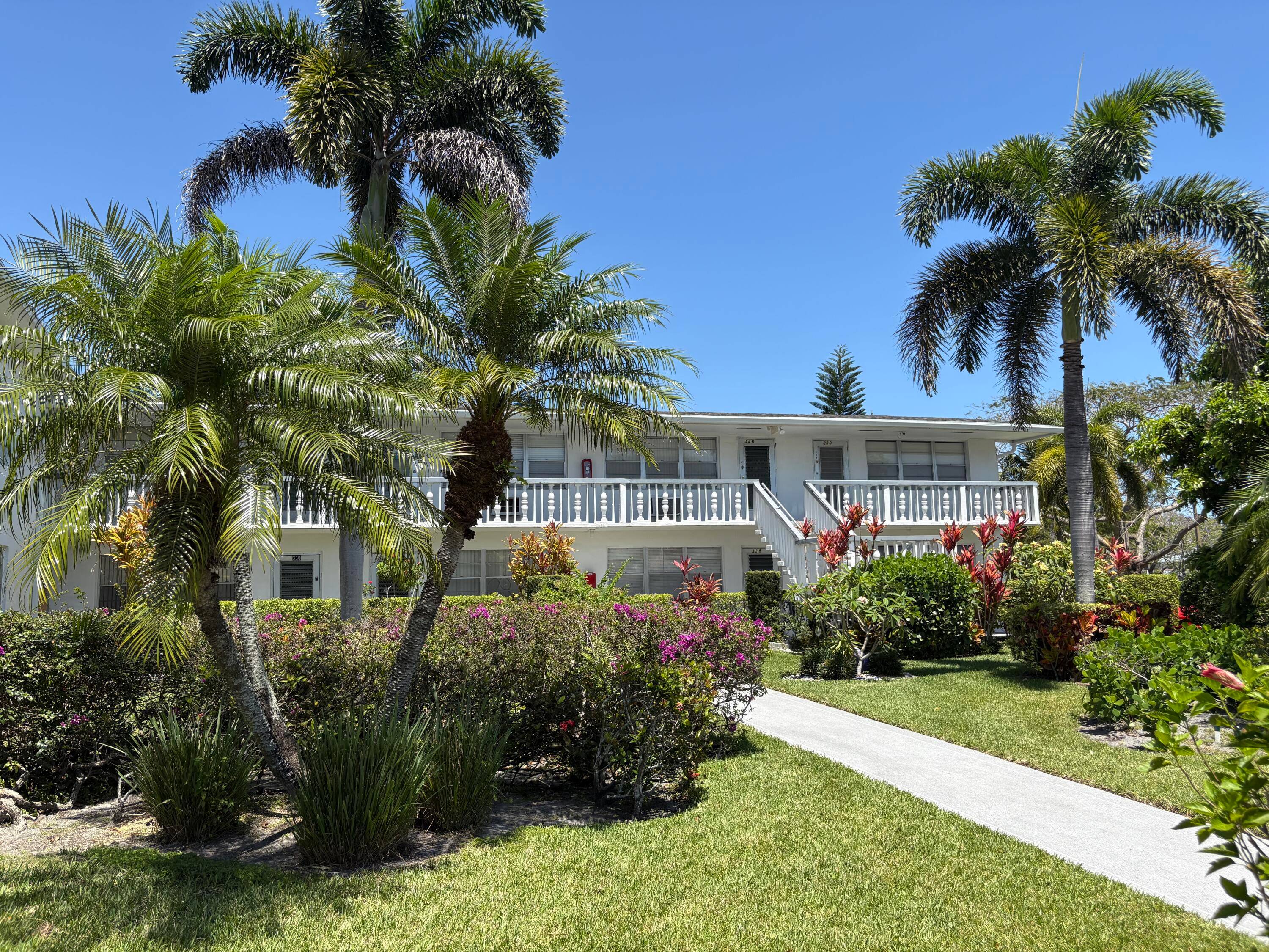 Prime location in an elegant building, featuring a corner surrounded by lush grounds.