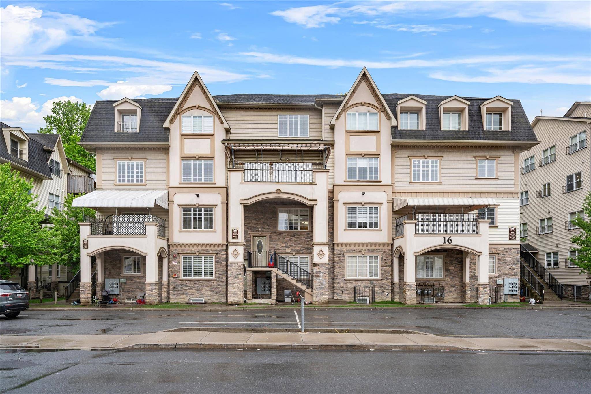 Welcome to this beautiful 4 bedroom, 2 bathroom condominium located in the heart of Kiryas Joel.