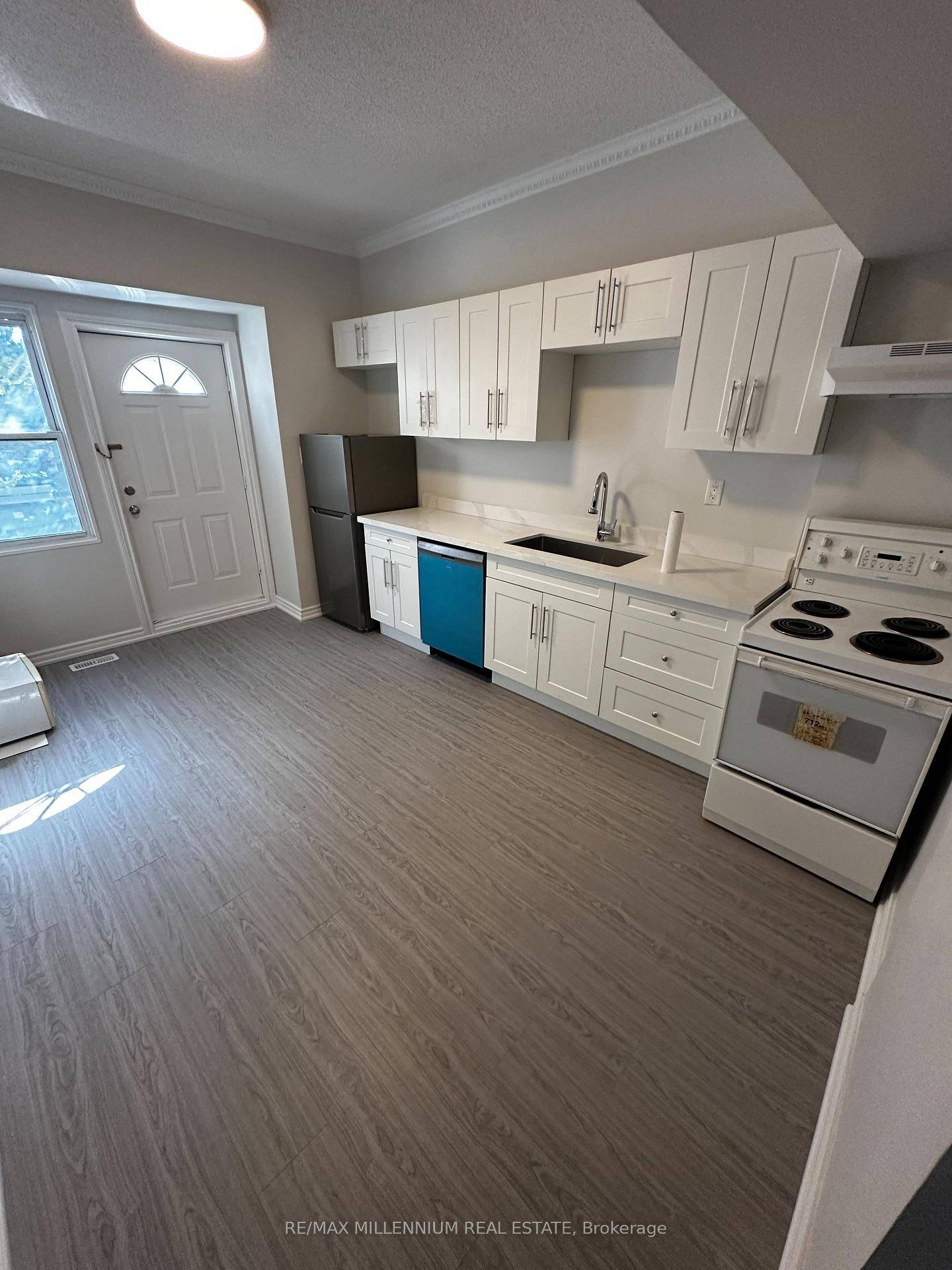 Prime location, at Sherbourne St and Bloor St E Welcome to this beautifully renovated 3rd story two bedroom, three piece bathroom.