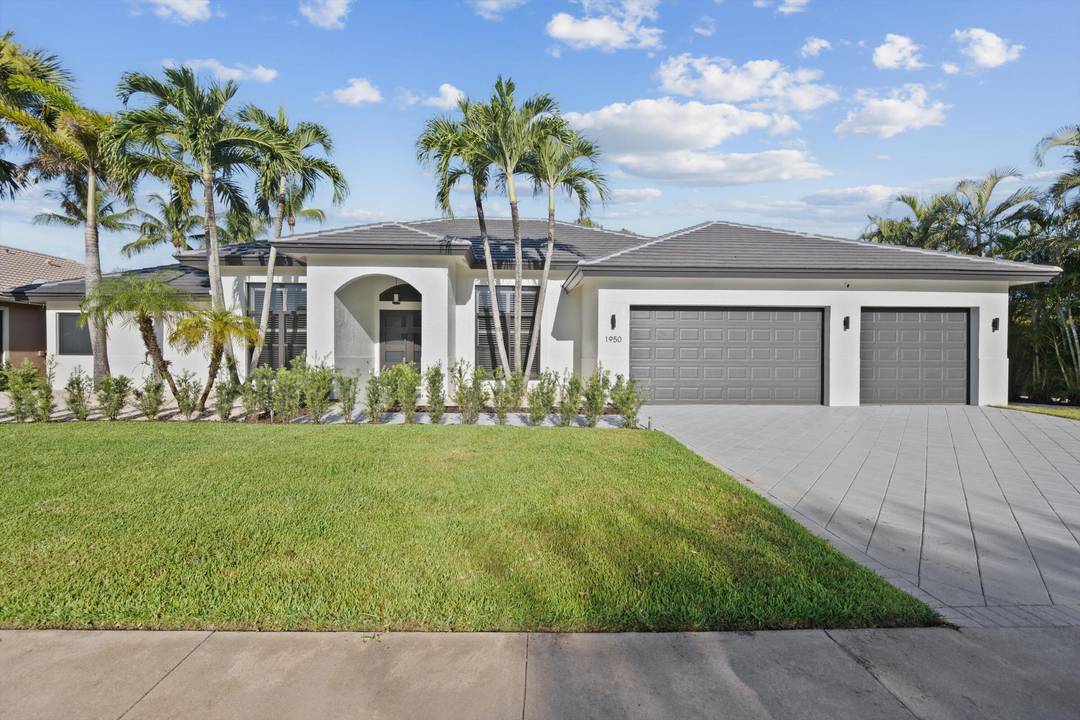 This luxurious fully renovated 5 bedroom, 5 bathroom single family home in the Lakefield West community of Wellington is the ultimate seasonal rental !