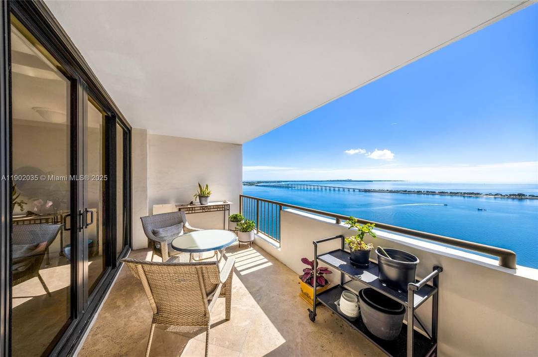 Beauty on the Bay ! Live the Brickell lifestyle from this waterfront 2BD 3BA in Villa Regina.