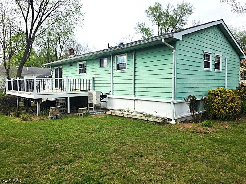 Welcome to 41 Cooper Ave in desirable Roseland !