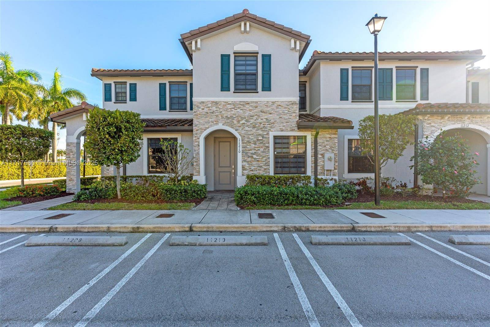 Spectacular townhome for sale, 3 bedroom amp ; 2 1 2 remodeled bathrooms with updated kitchen, stainless steel appliances, tile floor throughout first floor, wood laminate in 2nd floor, spacious ...
