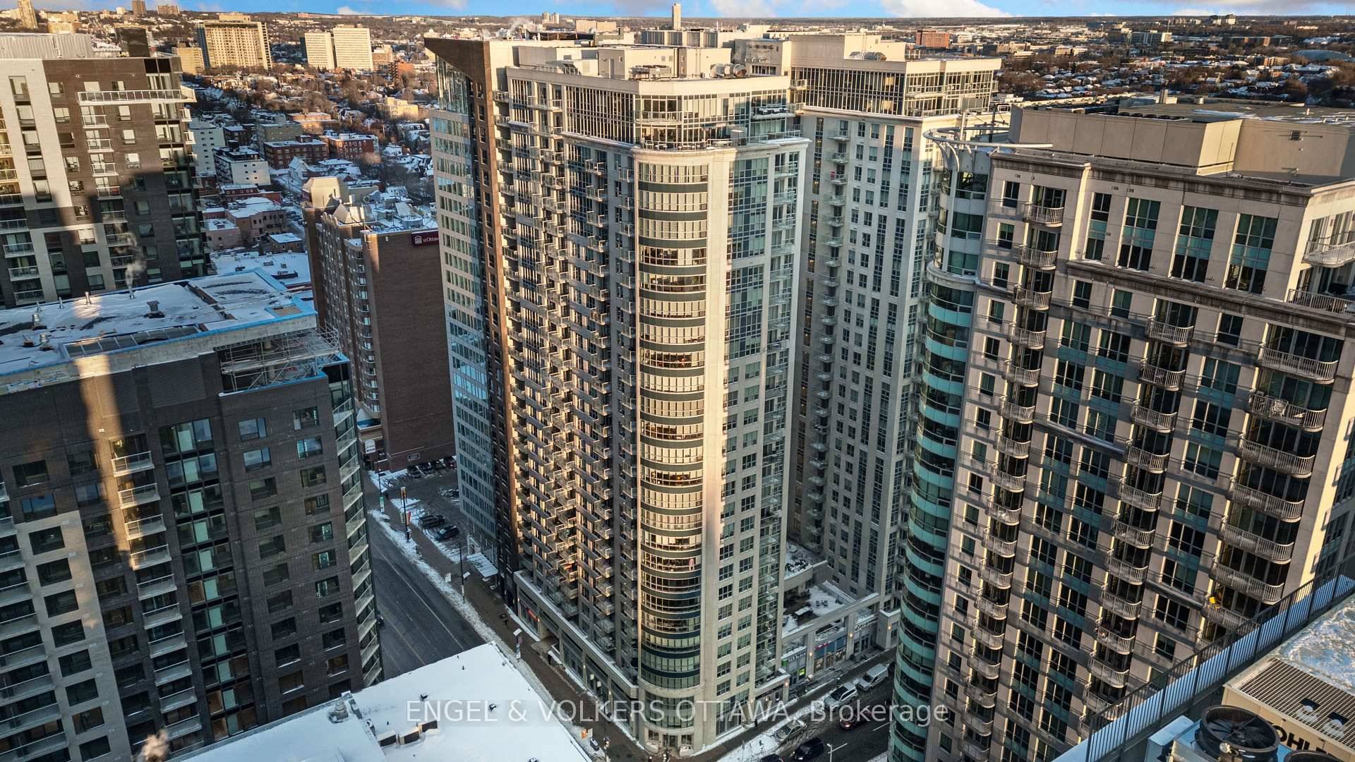 Perched on the 25th floor, this spacious two bedroom condo offers sweeping unparalleled views of the Byward Market, Gatineau, The Hills and downtown Ottawa.
