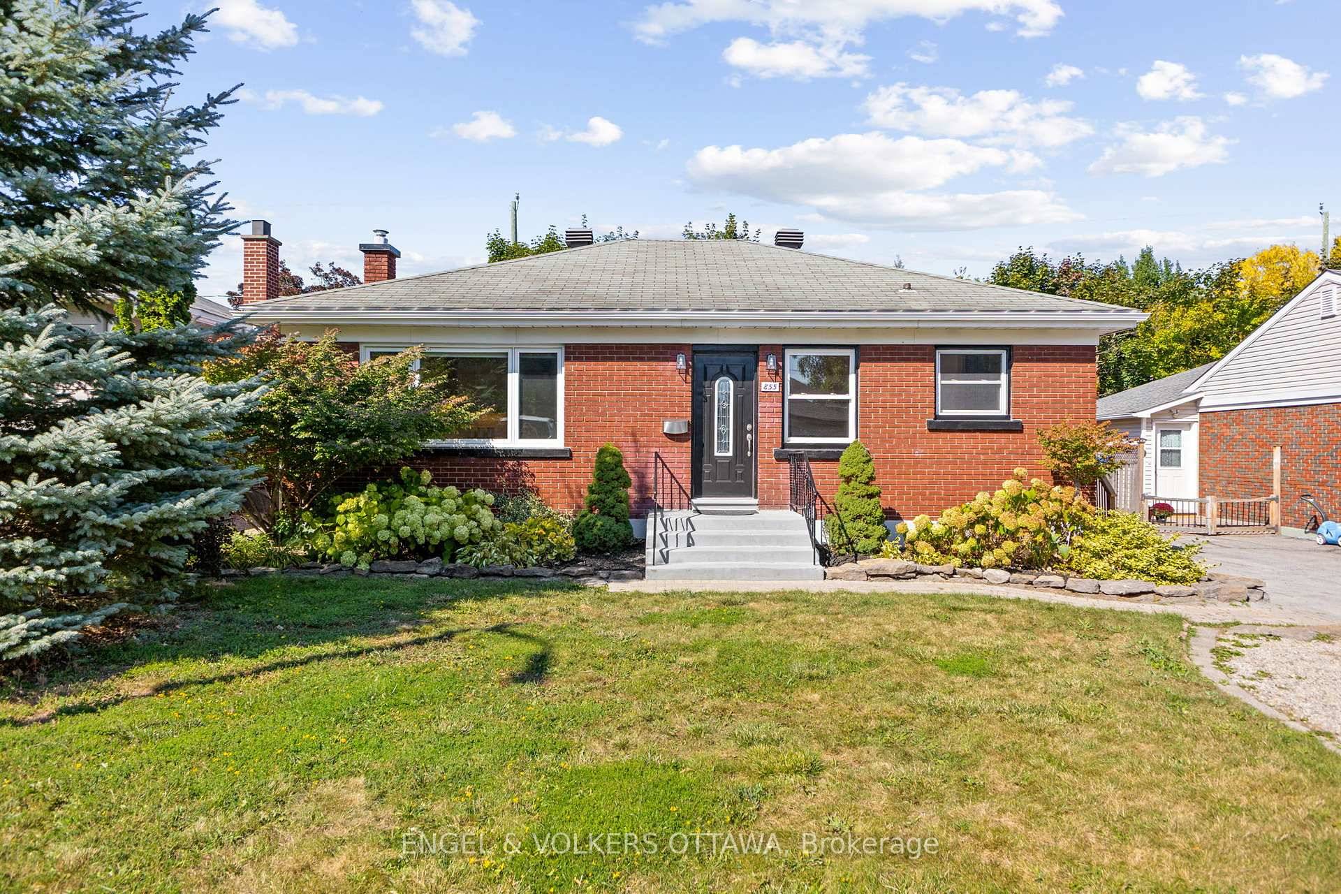 This beautiful bungalow in Elmvale Acres features a bright and functional layout that has been thoughtfully designed for your everyday needs.