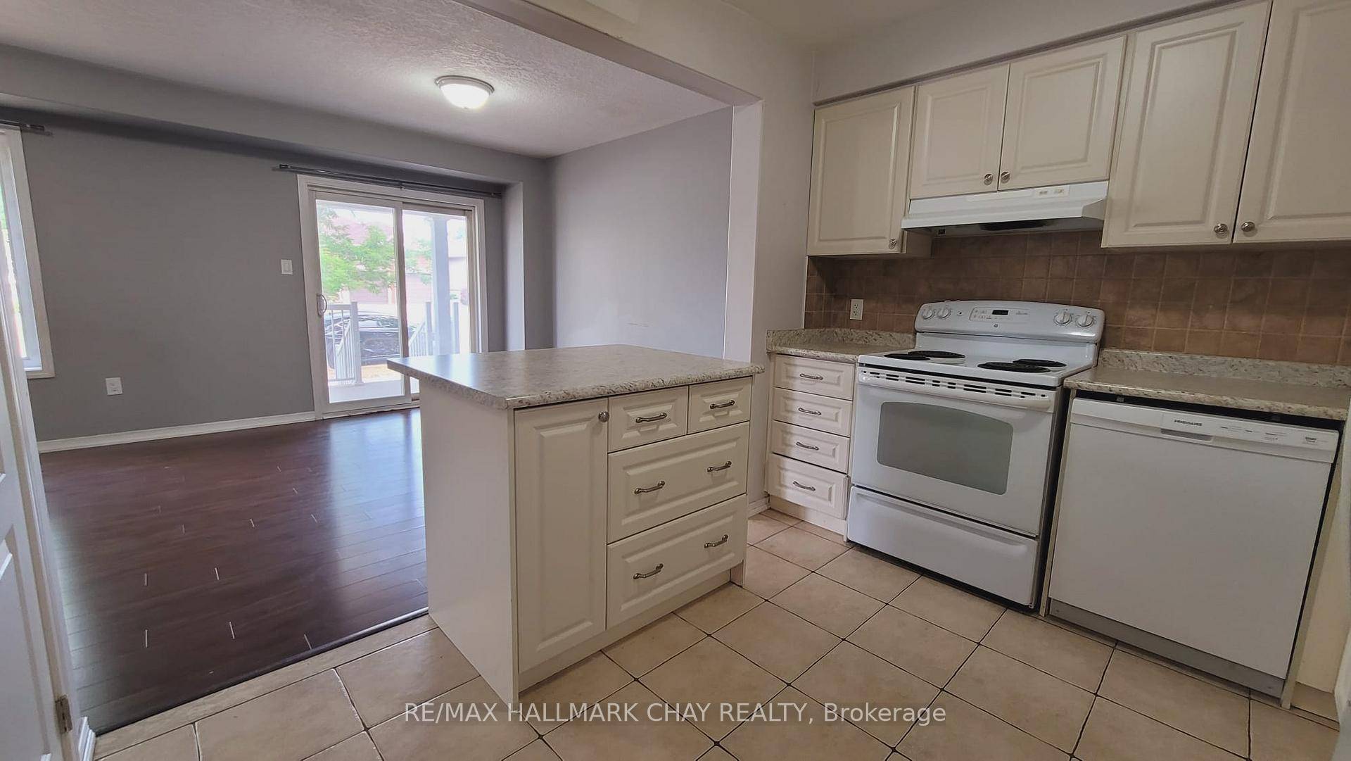 3 Bed, 3 Bath Townhome in South Barrie with Front amp ; Back Yard, Garage amp ; POTL Benefits.