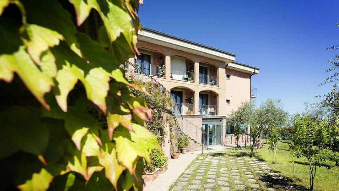 For sale hotel in the province of Siena with 30 bedrooms, heated swimming pool, restaurant, covered parking. Hotel with beautiful panoramic view.