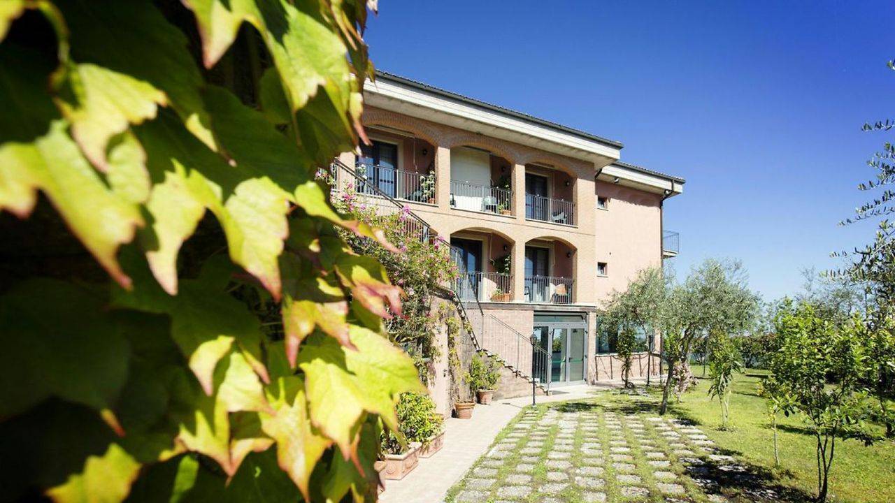 For sale hotel in the province of Siena with 30 bedrooms, heated swimming pool, restaurant, covered parking. Hotel with beautiful panoramic view.