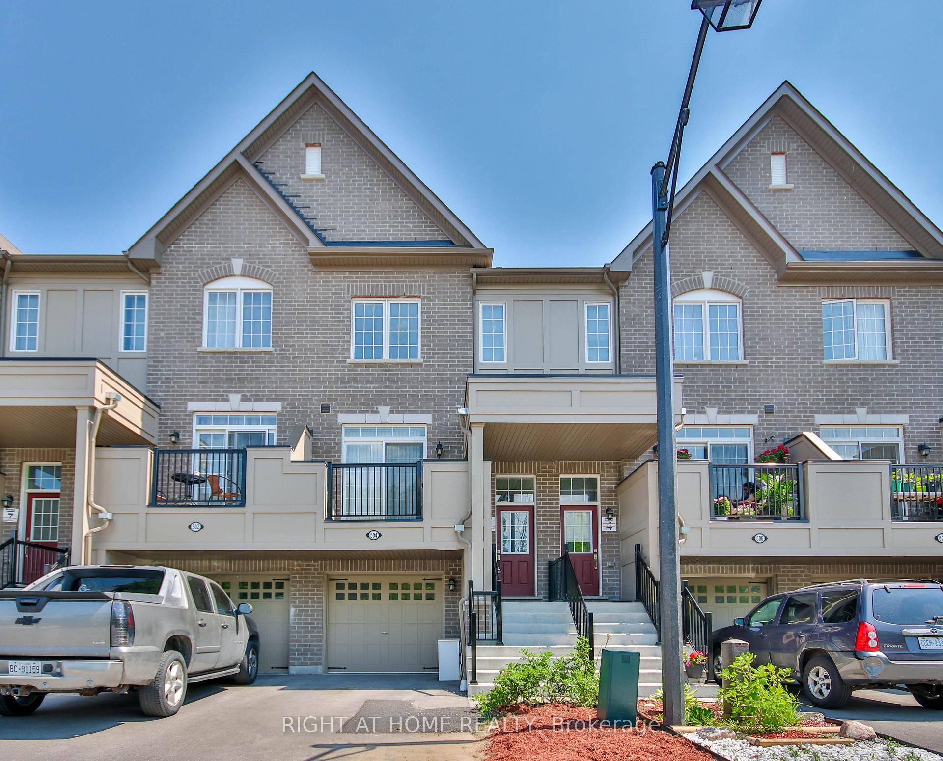 Beautifully Upgraded Freehold Townhome !