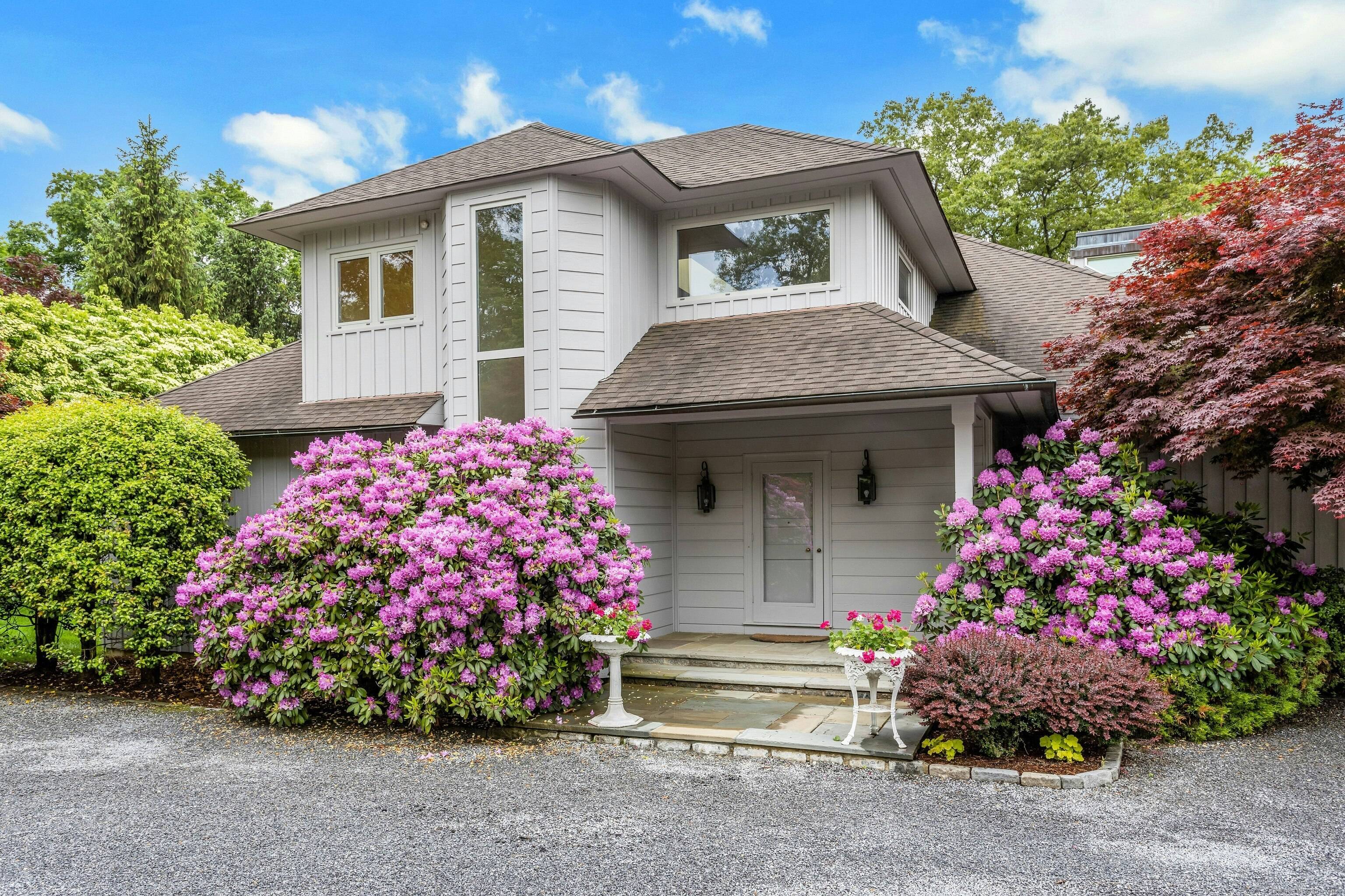 Welcome to this charming house.