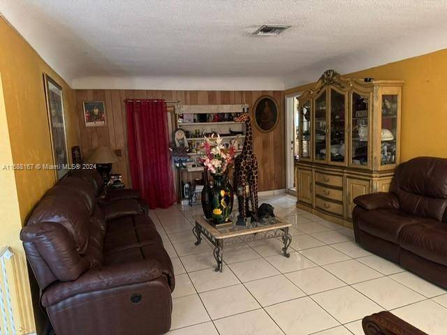 SPACIOUS 5 BEDROOMS 2 BATHROOMS SINGLE FAMILY HOME.
