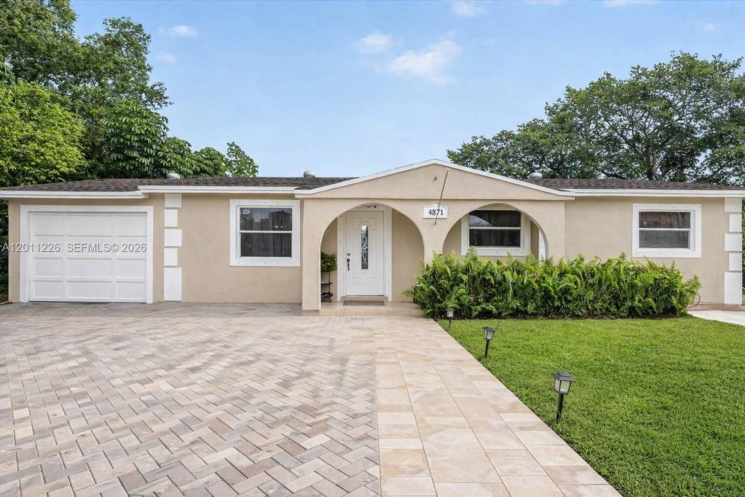 Charming single family home located in a highly sought after neighborhood west of 42nd Ave.