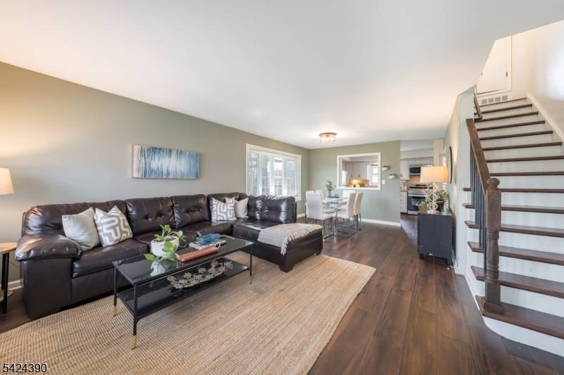 COMMUTER'S DREAM ! SUMMIT 2 BED 2.