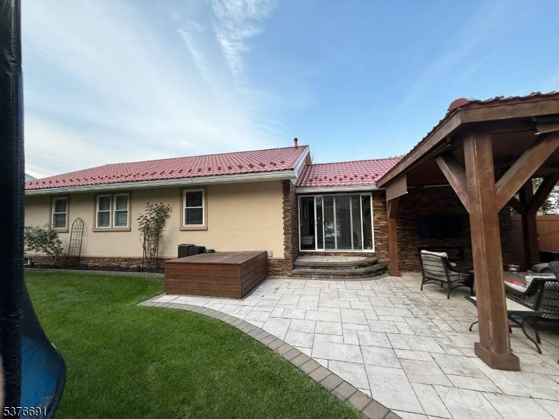 Stunning Ranch Style Home in Perfect Location Available Immediately For Lease.
