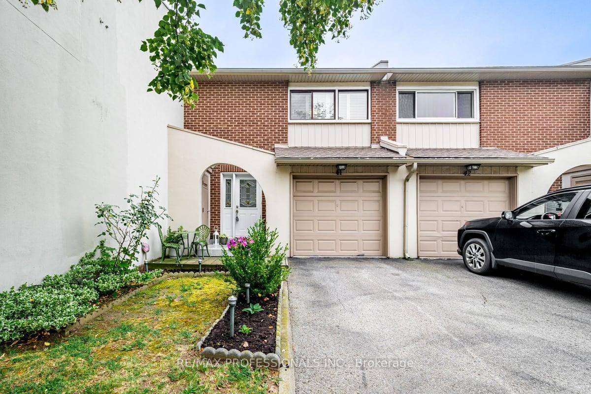 Closets ! Storage ! Welcome to 41 1180 Mississauga Valley, an immaculately maintained 3 bed, 3bath townhouse nestled in the heart of the highly sought after Mississauga Valley community.