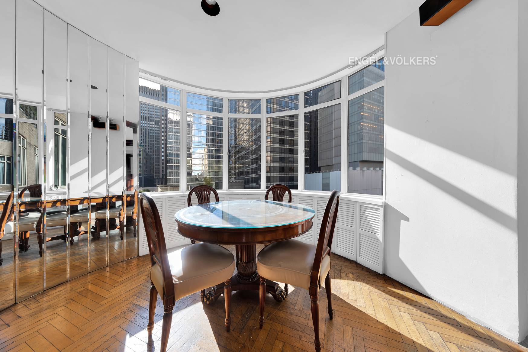 Create your dream home at the renowned Rockefeller Apartments.