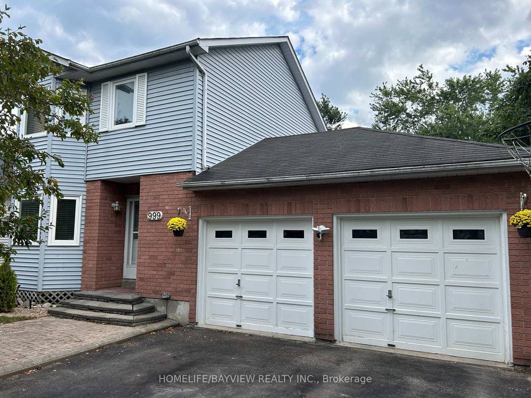 Great family home in a fantastic neighbourhood, this home has many upgrades renovated eat in kitchen, porcelain tiles, pot drawers, pot lights, hardwood flooring on main level, spacious primary bedroom, ...