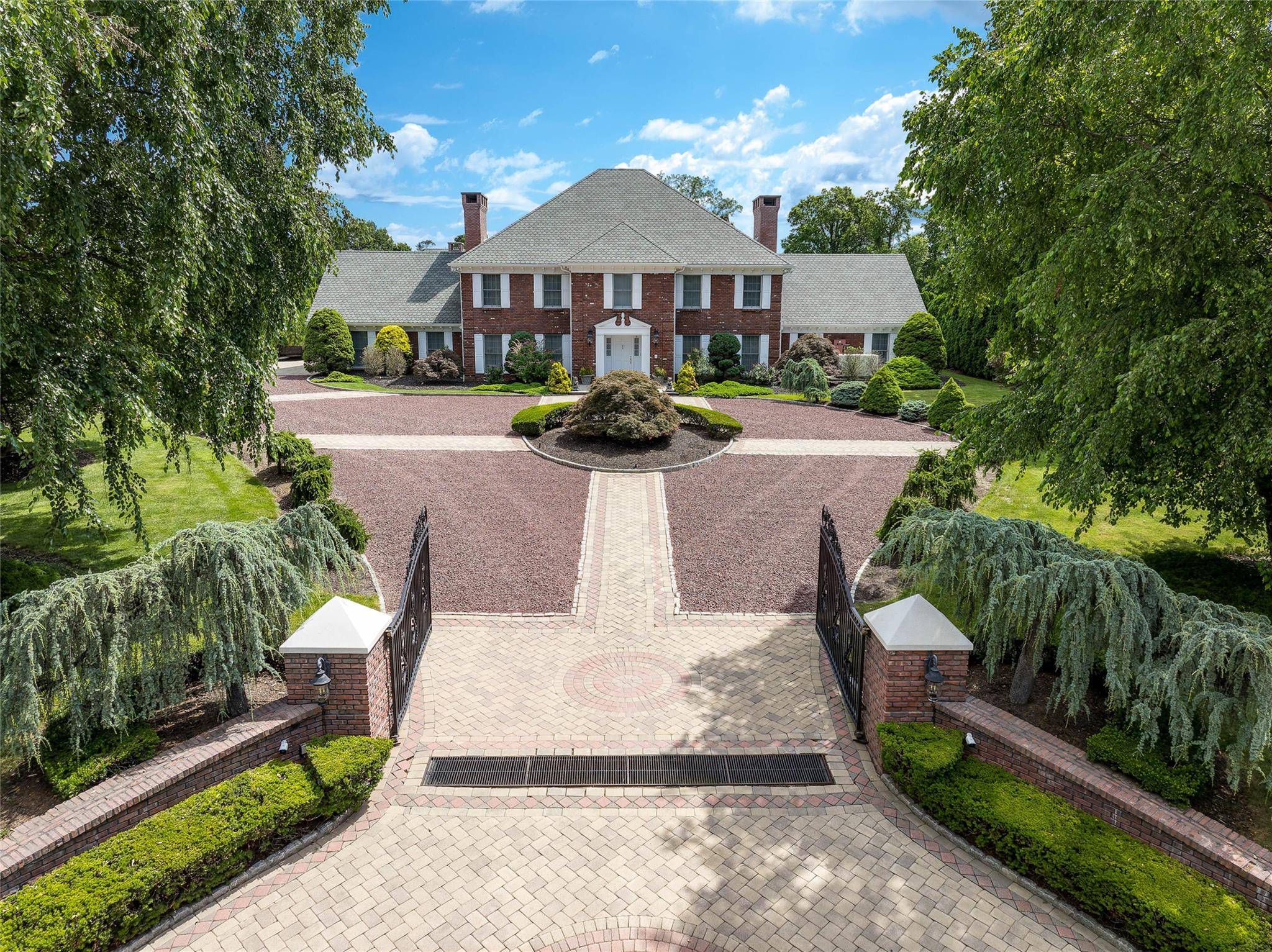 An Iconic Georgian Colonial in Scarsdale s Estate Section.