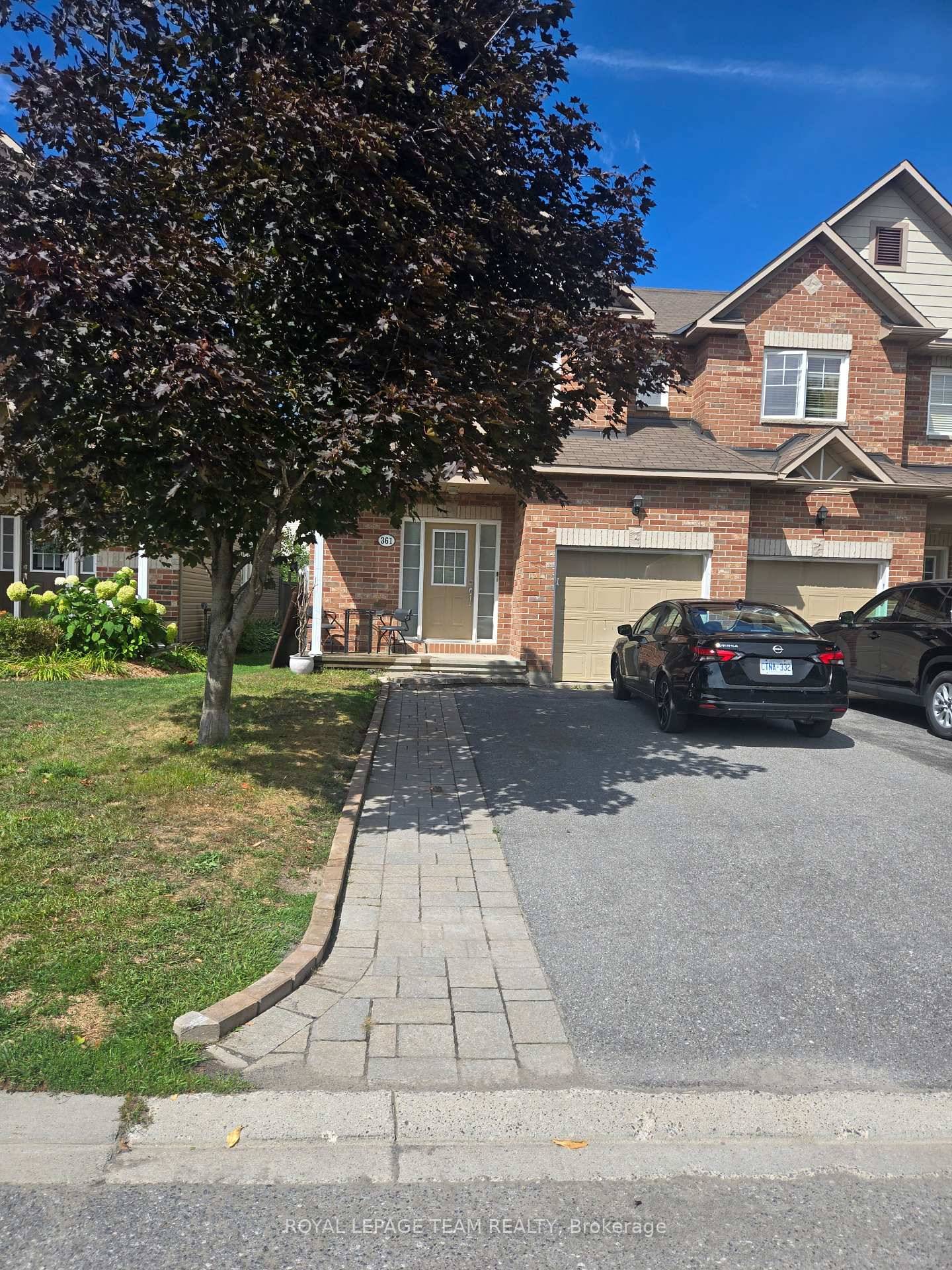 A Rare Holitzner Built Semi in the Heart of Kanata.