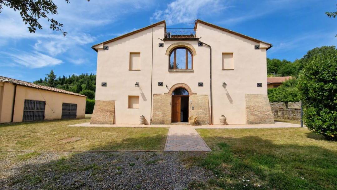 Exclusive 16th-century villa comprising three units, with views of Sarteano Castle, luxury fittings, a private garden and over 2 hectares of land.