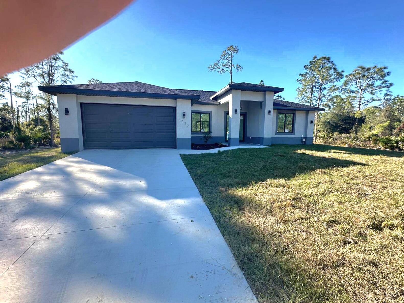 Welcome home to this gorgeous 3 bedrooms, 3 bathrooms property with beautiful porcelain tiles throughout, and high vaulted ceilings.