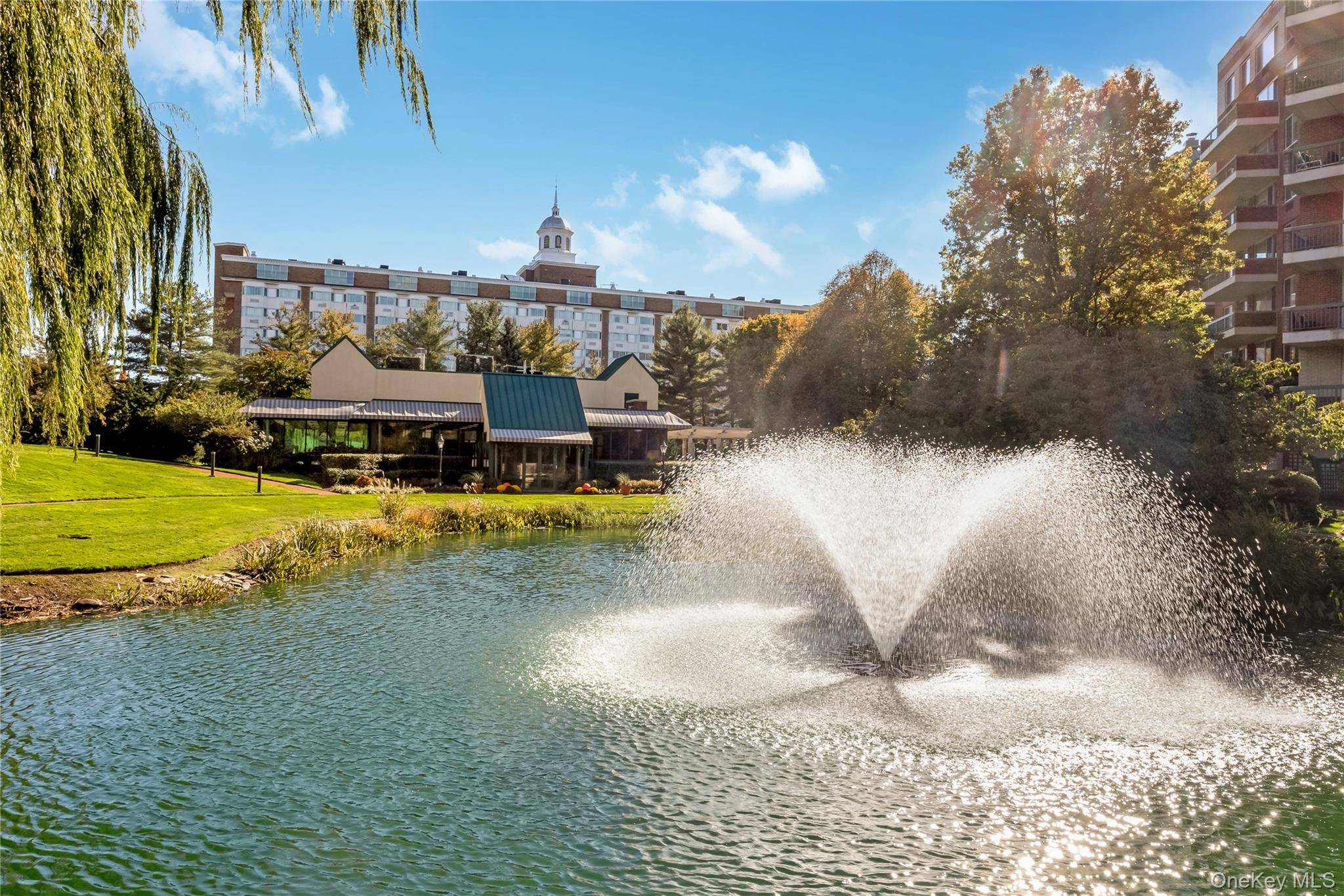 WELCOME TO WYNDHAM EAST LOCATED AT 100 HILTON AVE UNIT M27 IN GARDEN CITY.