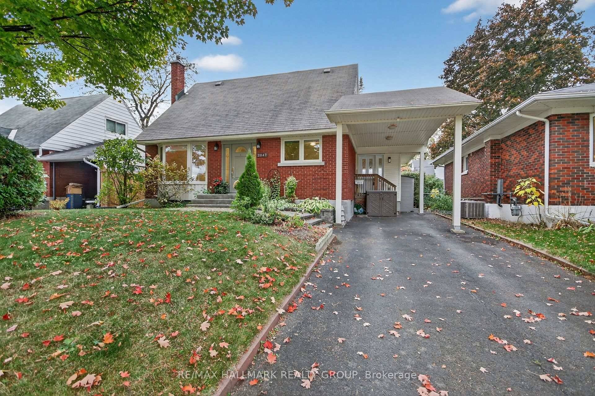 Welcome ! Here is a classic Campeau built 1 1 2 storey home on one of Elmvale Acres nicest, child friendly streets.