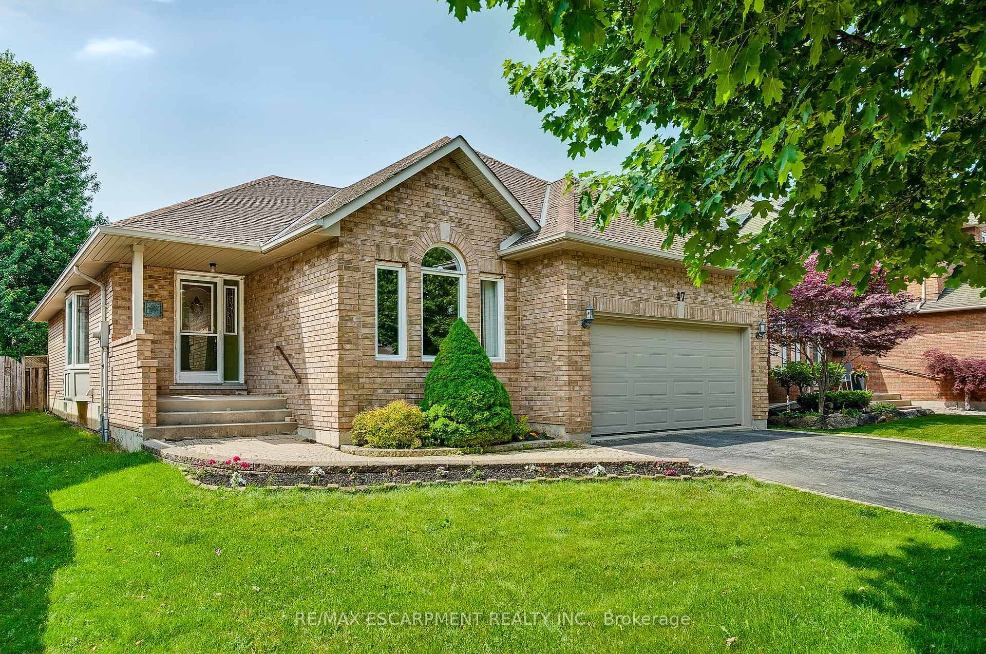 Welcome to this beautifully maintained bungalow nestled in the heart of Waterdown.