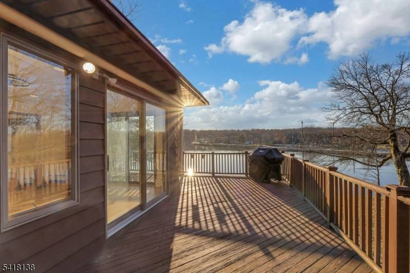 Welcome to your dream lakefront retreat !