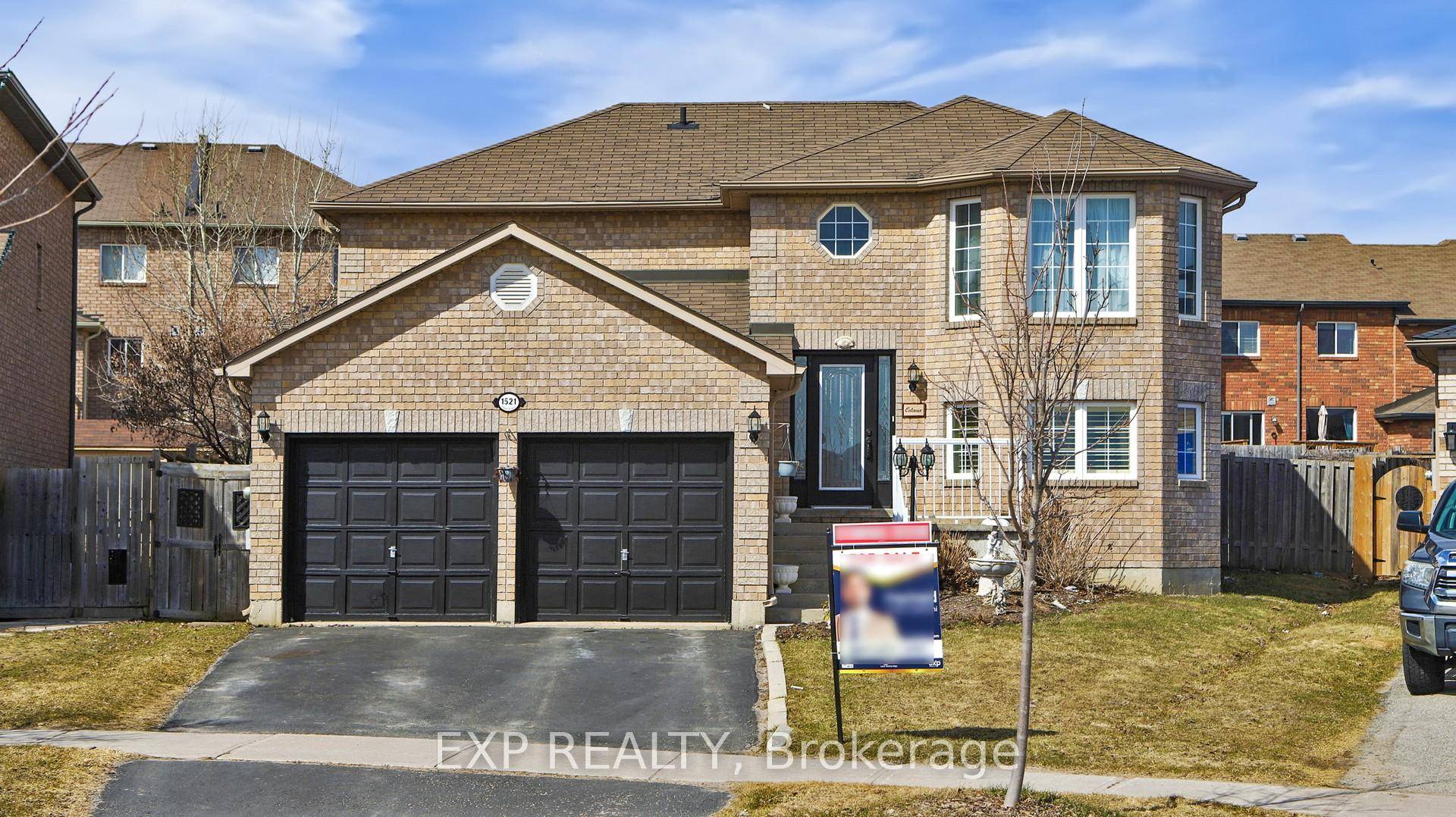 Stunning All Brick Raised Bungalow in Prime Alcona This beautiful 4 bedroom raised bungalow offers 2, 104 sq.
