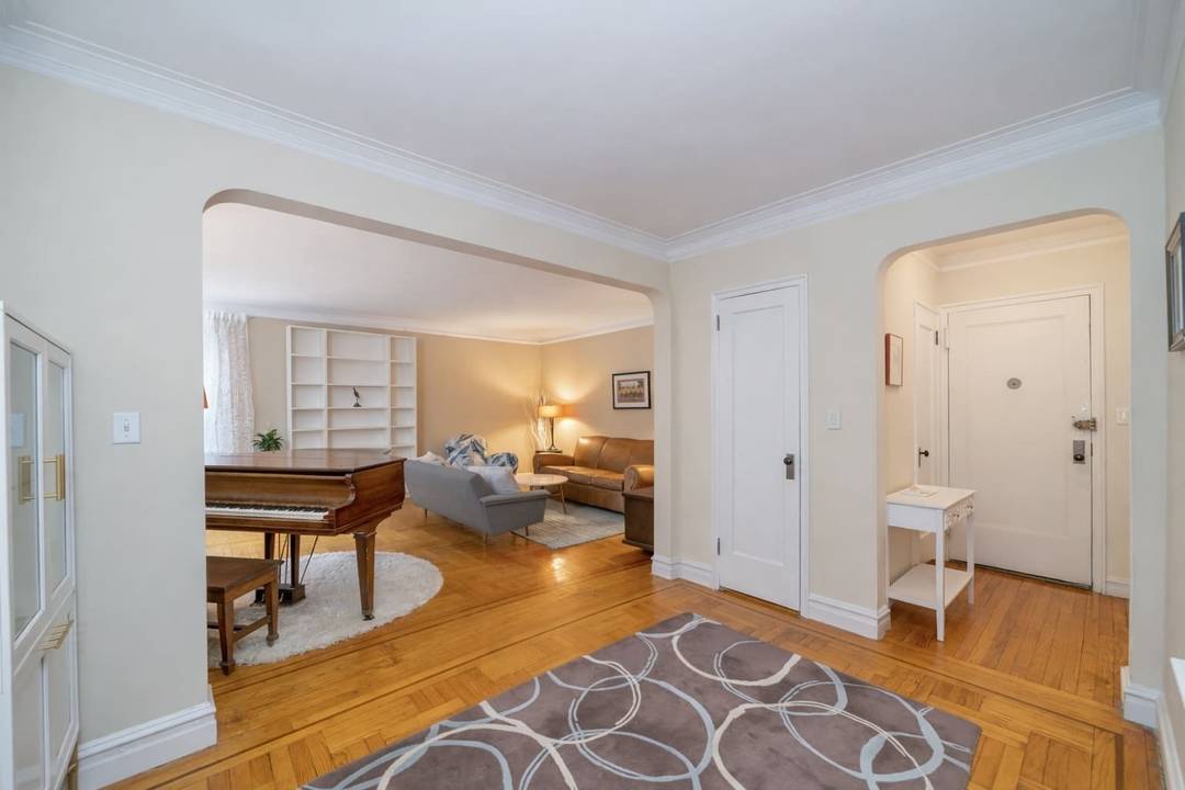 Your art deco paradise ! Welcome to a truly massive 1 bedroom pre war apartment in a prized, well maintained Hudson Heights co op.
