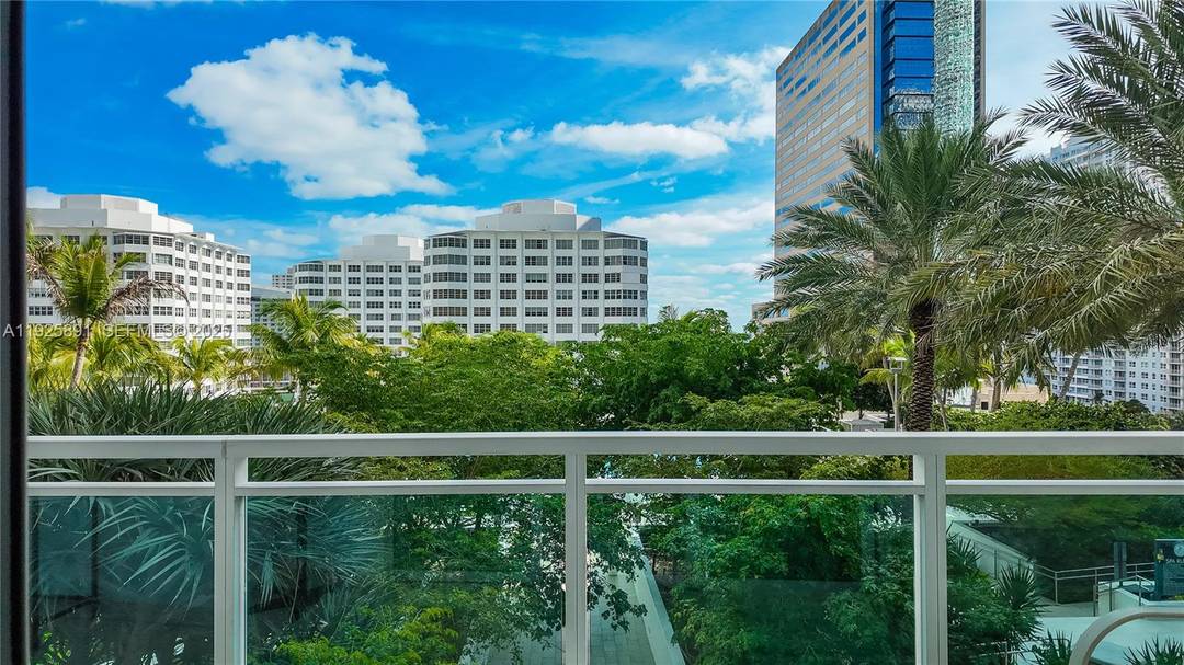 Live Limitlessly in this delightful 12th floor unit at Plaza Brickell overlooking the Brickell city scape amp ; Biscayne Bay.