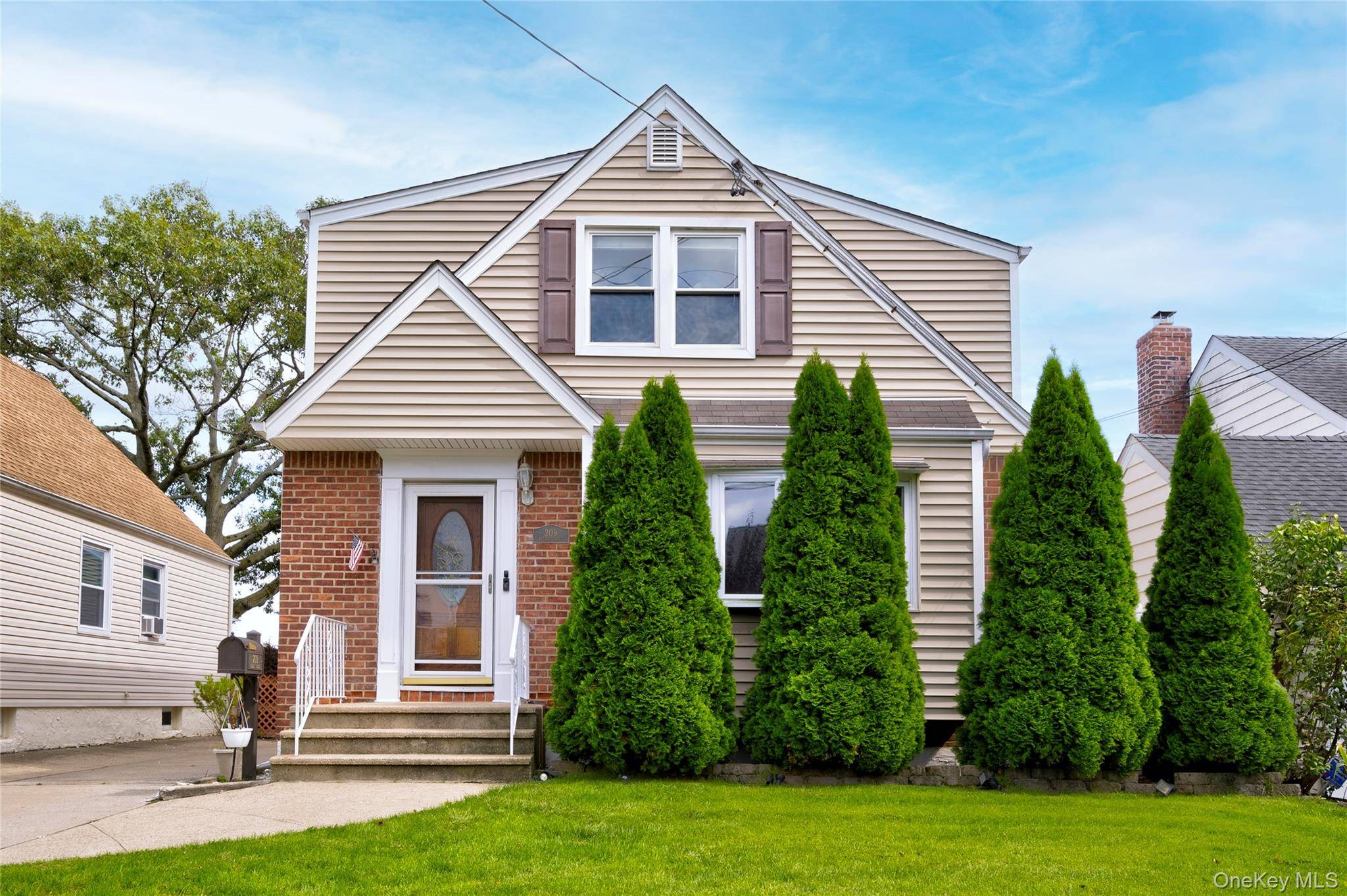 Pristine Mother and Daughter Whole House Rental in the Heart of Floral Park !