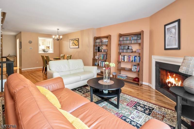 HIGHLY SOUGHT AFTER END UNIT TOWN HOME VERY WELL MAINTAINED THRUOUT.