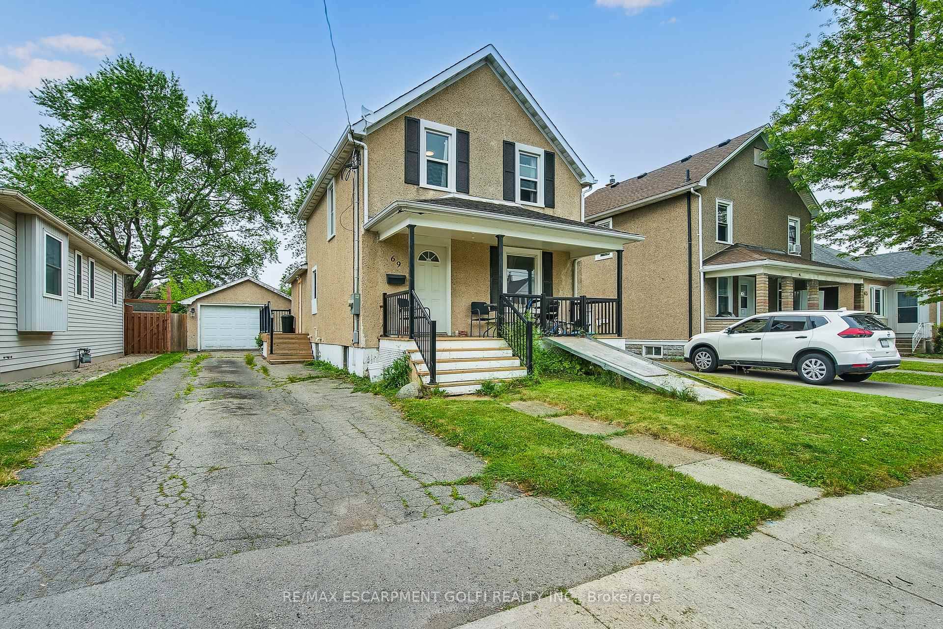 Endless potential in this RL2 zoned property currently set up as an up down duplex with the option to convert back to a single family home.