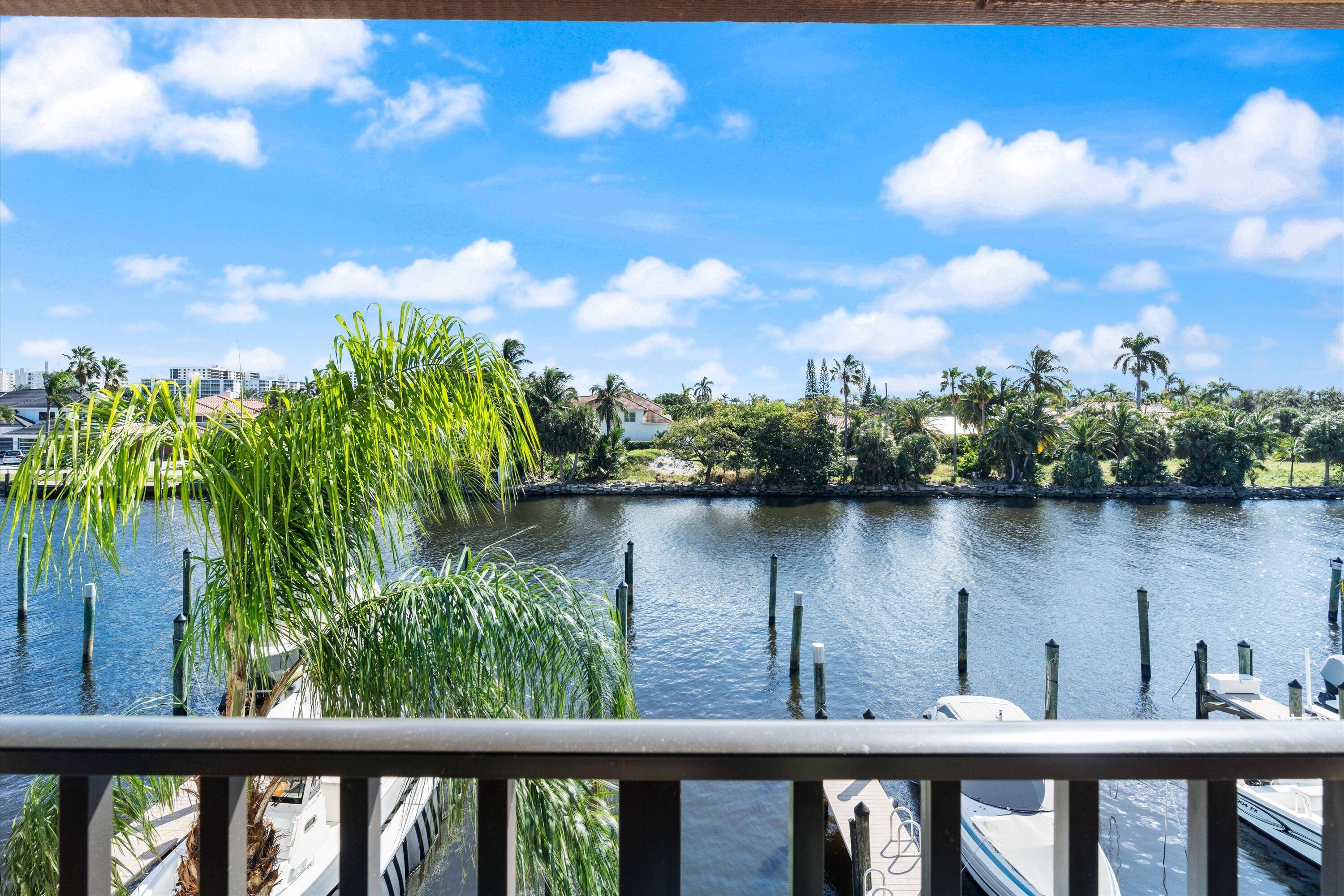 Hello boaters ! Looking for a Delray Beach retreat that's easy maintenance and close to the vibrant Atlantic Avenue ?