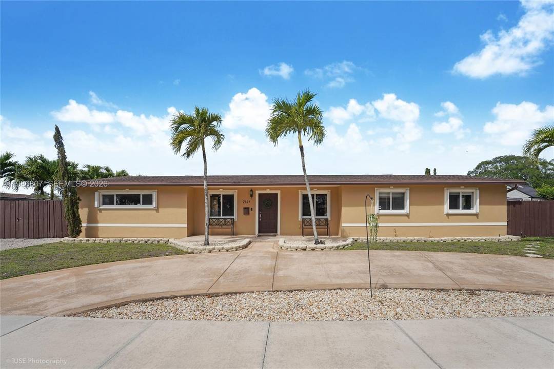 Welcome to this charming 4 bedroom, 2 bathroom home in the highly desirable community of Palm Springs North !