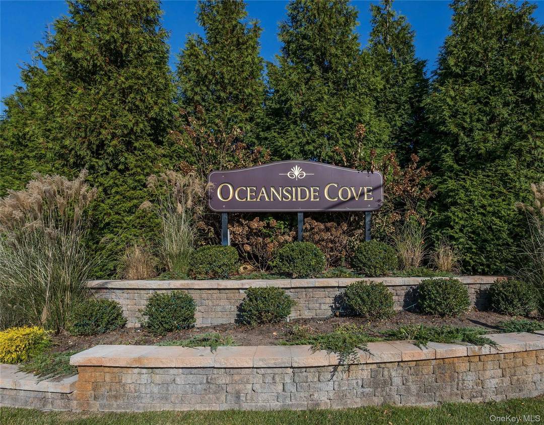 Immaculate 1 Bedroom Upper Unit in Oceanside Cove !