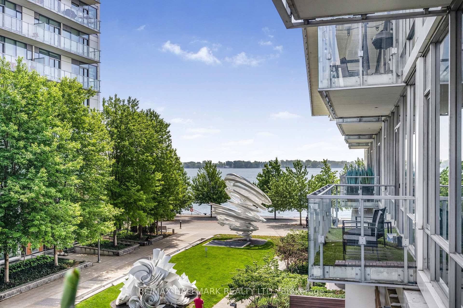 Your dream waterfront condo awaits you !