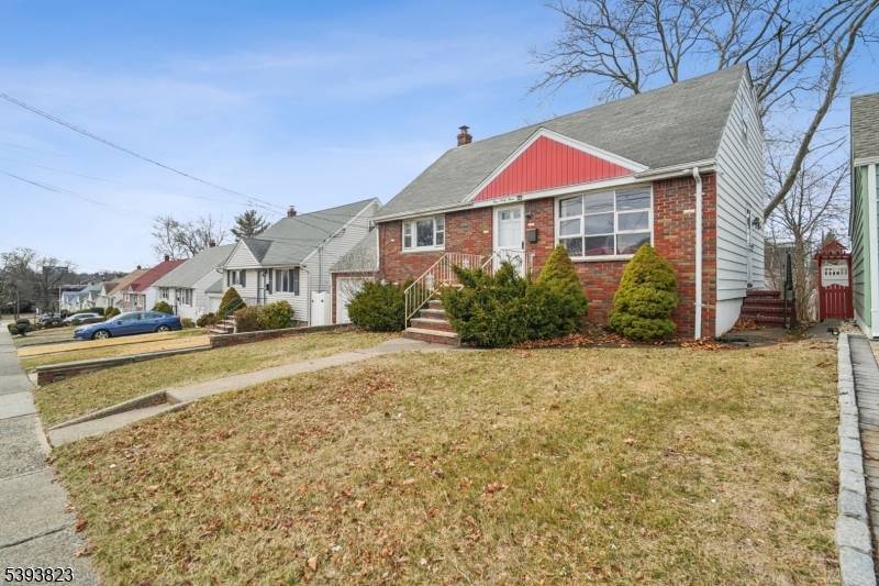 Just minutes from hospitals, schools, restaurants, houses of worship, and major highways, this extended Cape Cod offers easy access to NYC via NJ Transit trains, express buses, and local NJ ...