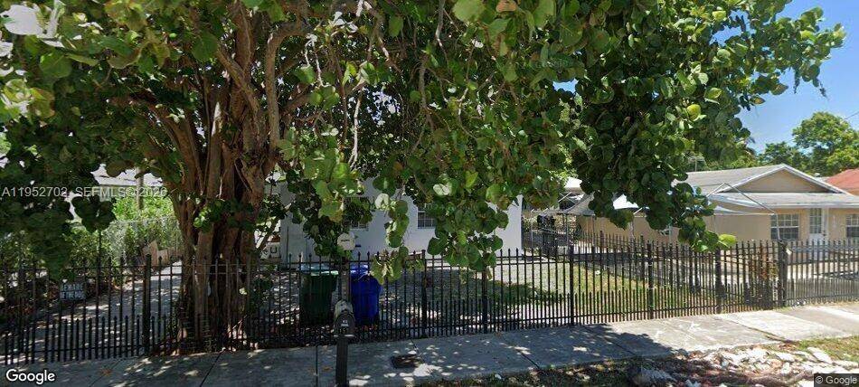 Excellent Investment Opportunity, in the heart of Midtown, just steps from Wynwood and the Design District, this property features 2 bedrooms and 1 bathroom.