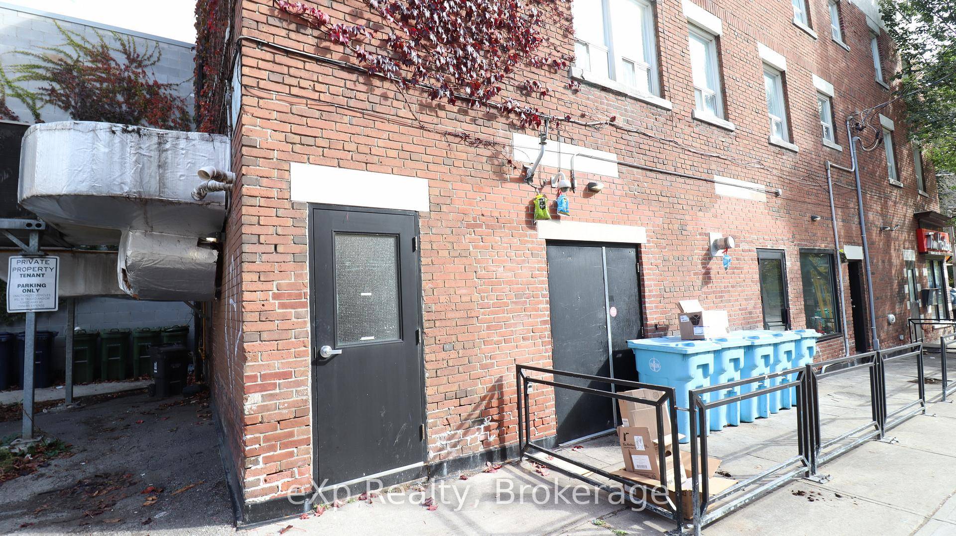 Welcome to 2002 Queen St E, Unit 3 !