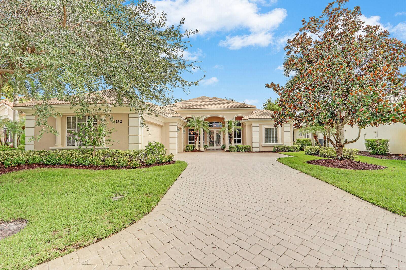 STUNNING POOL HOME WITH SWEEPING GOLF COURSE VIEW IN PGA VILLAGE !