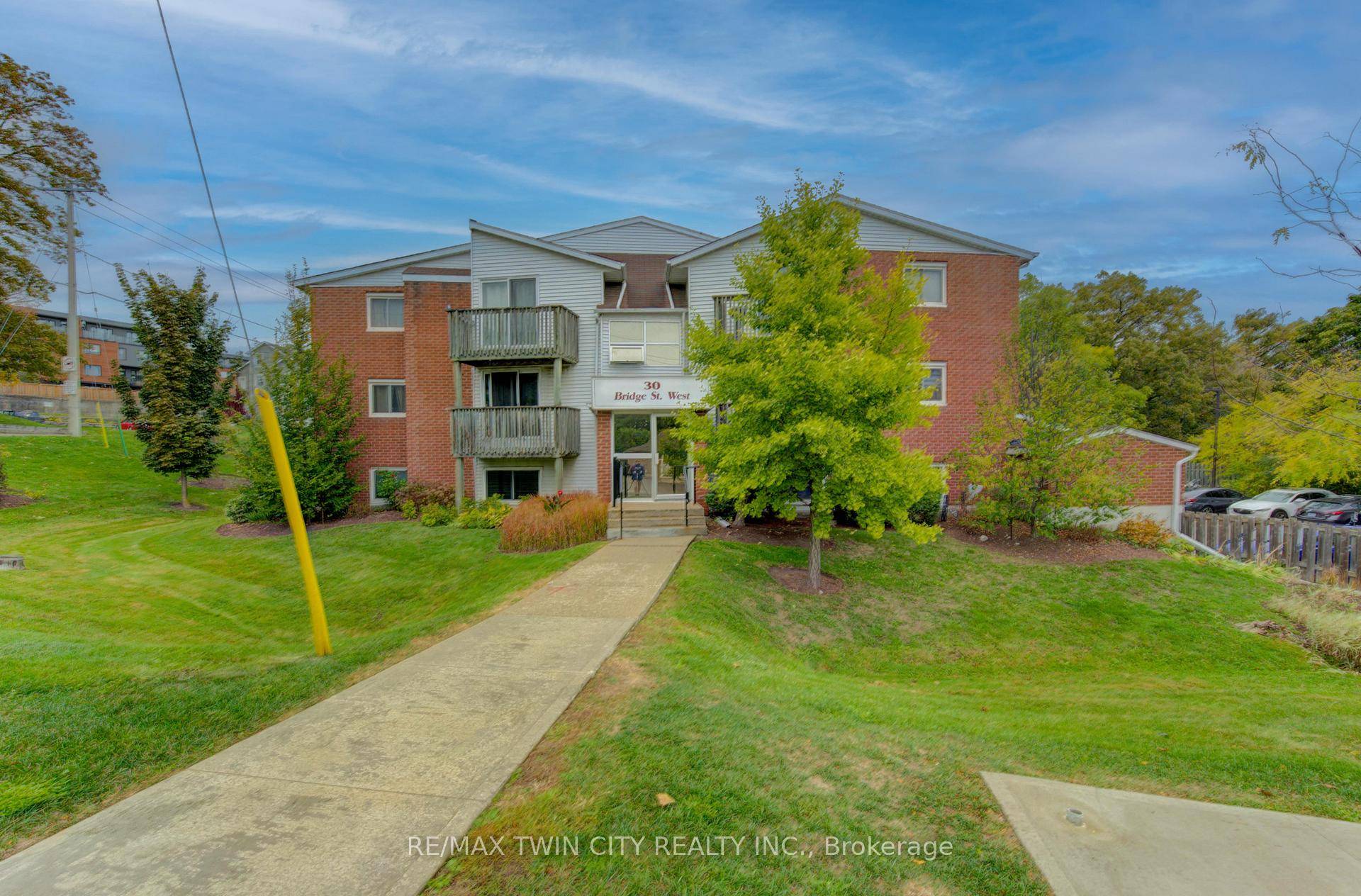 Step into this beautifully renovated 2 bedroom lower level unit, offering 810 sq.