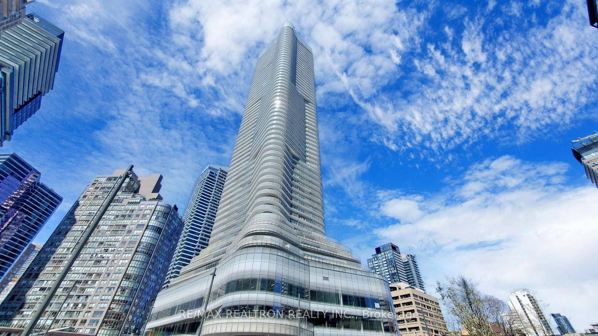 Luxury Condo Wellesley On The Park At Heart Of Toronto.