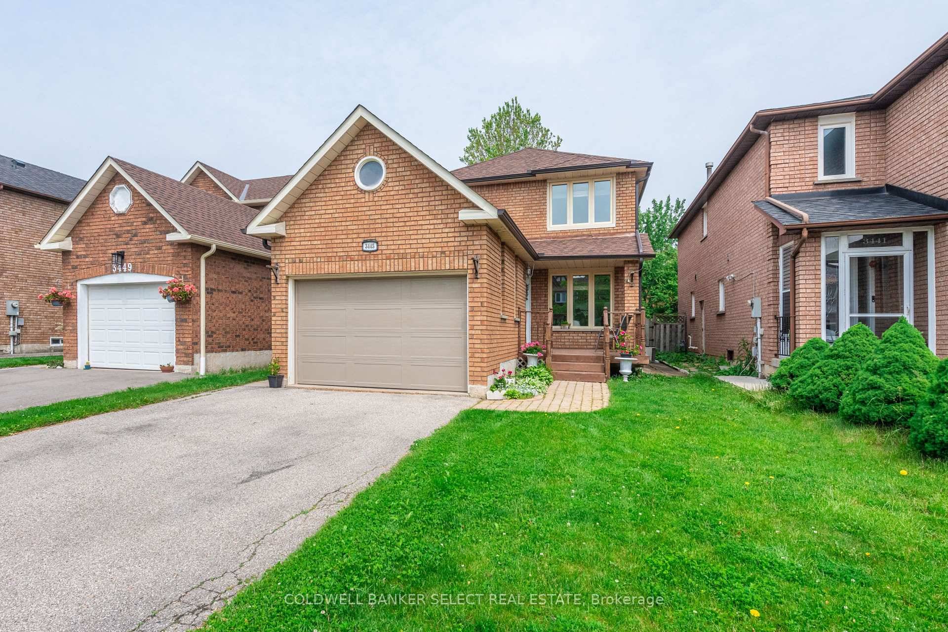 Beautifully updated home, in the popular family friendly community of Erin Mills.