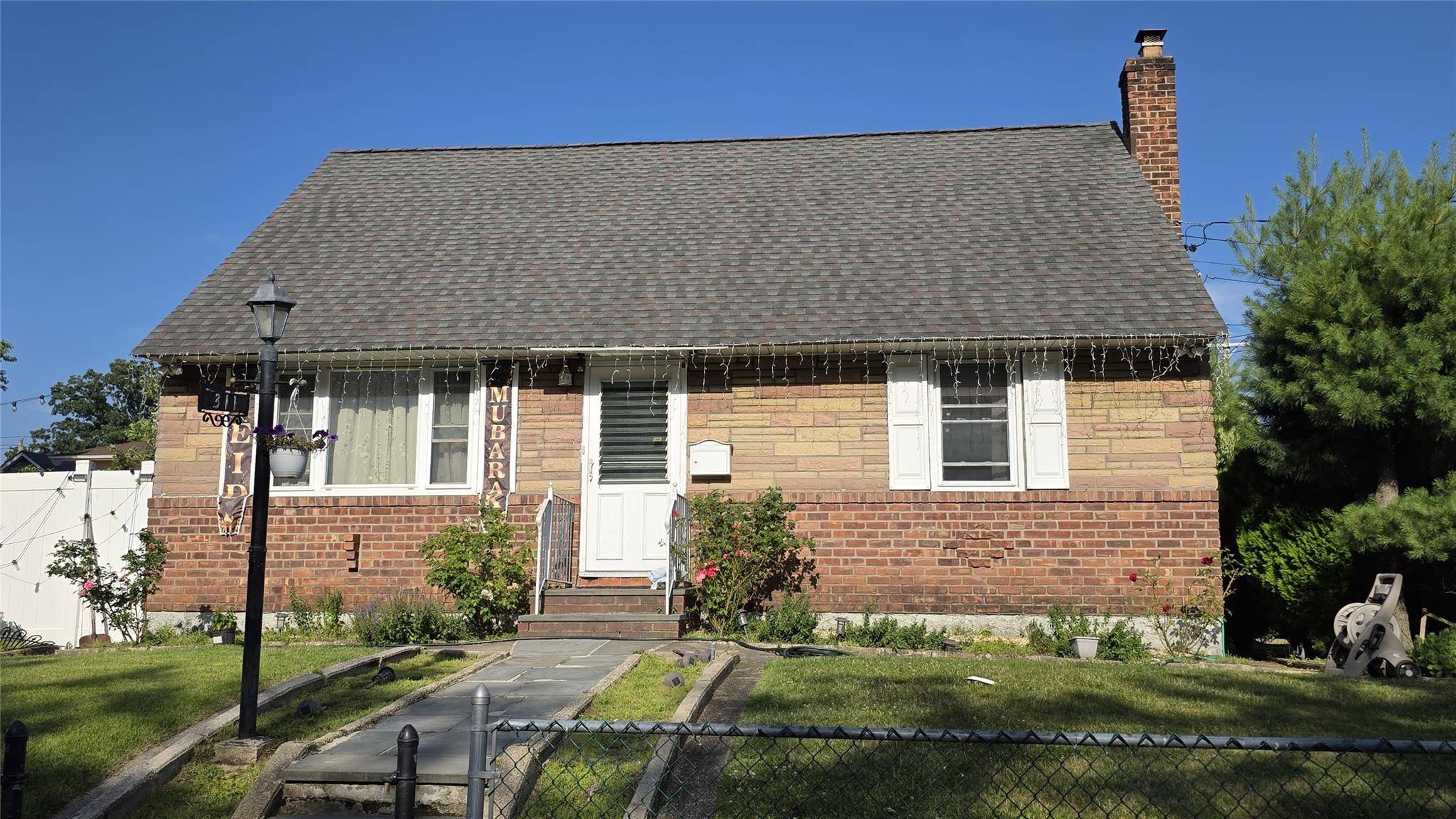 Beautiful Cape house ! 4 big bedrooms, finished basement can be rented, Private laundry area for 1st floor, in perfect location in Elmont.