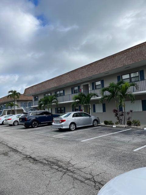 Location location ! ! ! Located on the beautiful Jupiter Inlet fishing and snorkel out your front door easy walk to beach.