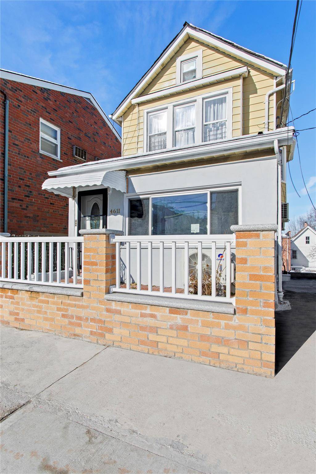Discover this fully detached 2 family home nestled in Wakefield, Bronx, boasting an upper level unit with 1 bedroom and 1 bathroom, and a lower level unit offering 2 bedrooms ...