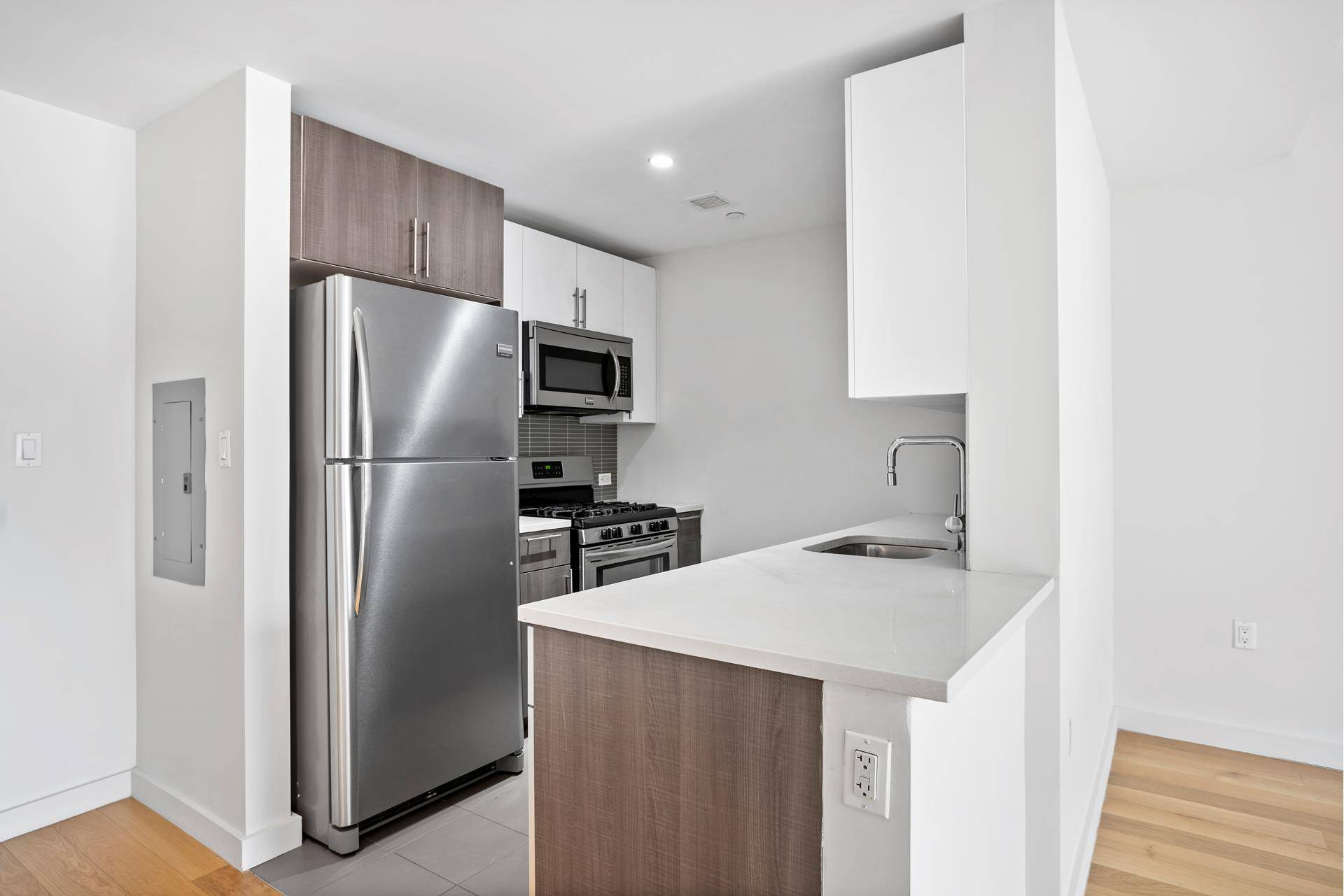 AVAILABLE MARCH 7TH VIRTUAL TOURS AVAILABLE RENT STABILIZED BUILDING NO SECURITY DEPOSIT REQUIRED WITH A SMALL FEE TO RHINO PRIVATE GARAGE PARKING AVAILABLE Located in Hunters Point, this expansive 1 ...